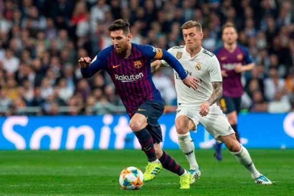 Messi lleva el balón en el partido contra Real Madrid