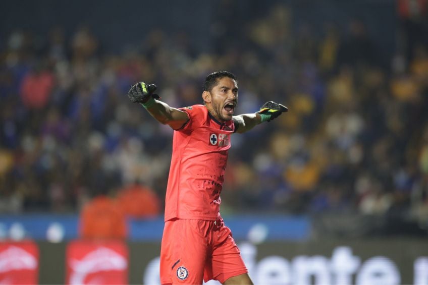 Jesús Corona durante un partido de Cruz Azul