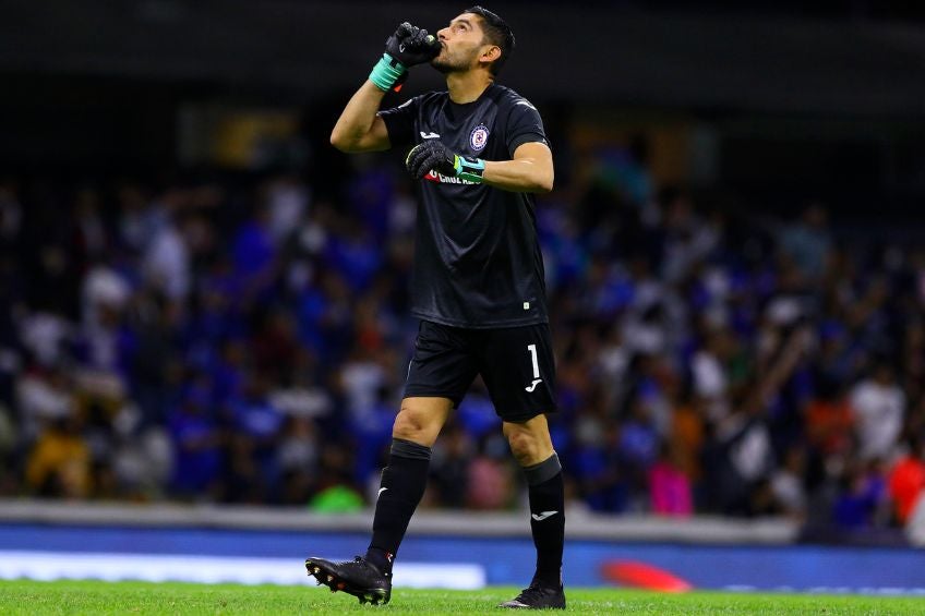 Jesús Corona durante un partido de Cruz Azul