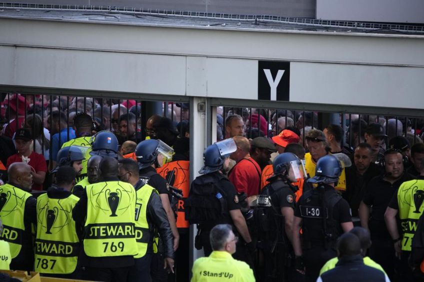 Aficionados del Liverpool intentando entrar al Stade de France