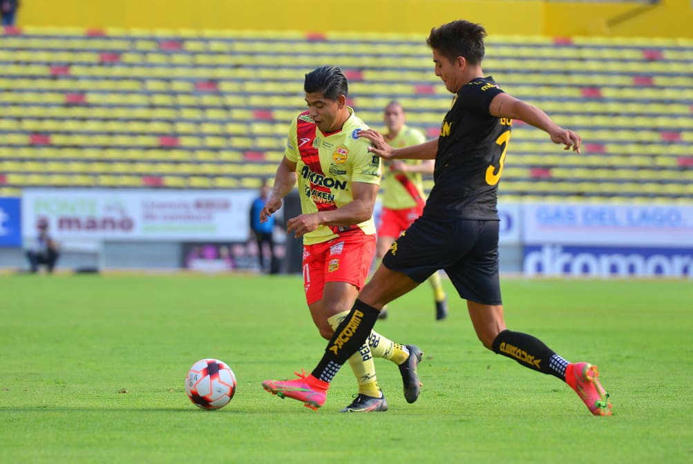 Rodrigo González disputa un balón defendiendo la playera de Venados