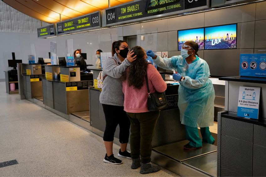 Persona realizándose prueba de Covid-19 en un aeropuerto