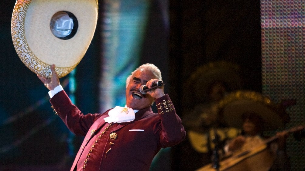 Vicente Fernández dando concierto en México