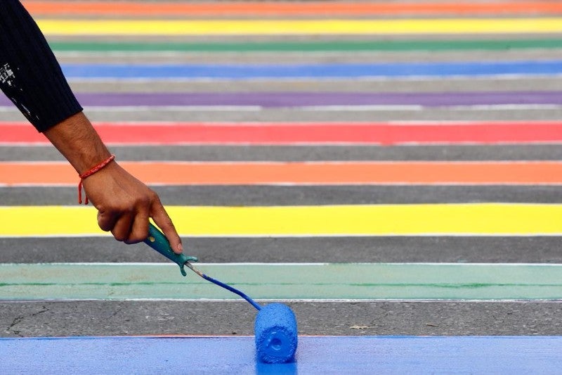 Cruces peatonales pintados de la bandera LGBT