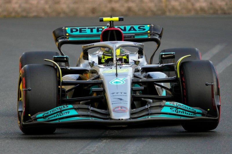 Lewis Hamilton conduce su auto durante la sesión de clasificación en Azerbaiyán