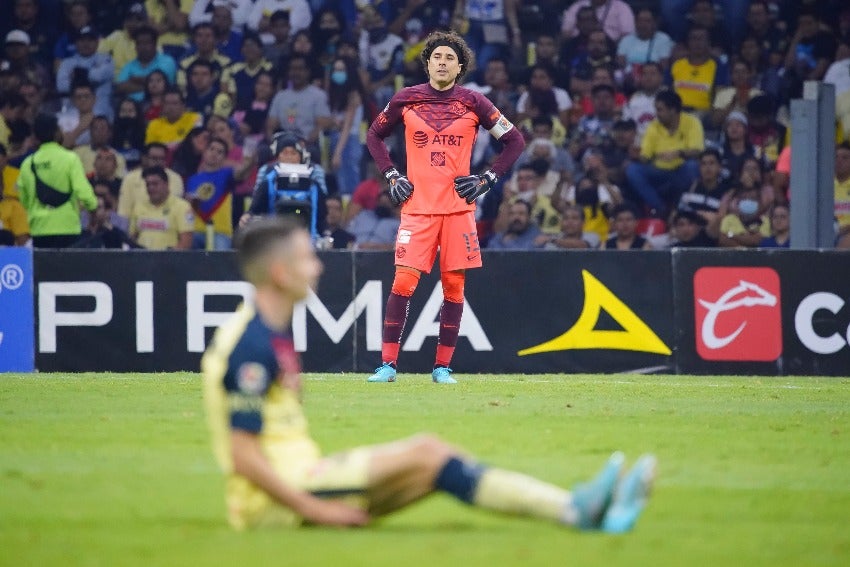 Ochoa en un partido de América