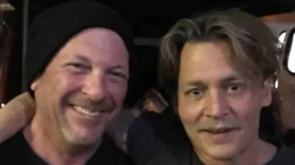 Gregg 'Rocky' Brooks y Johnny Depp posan juntos en 2017