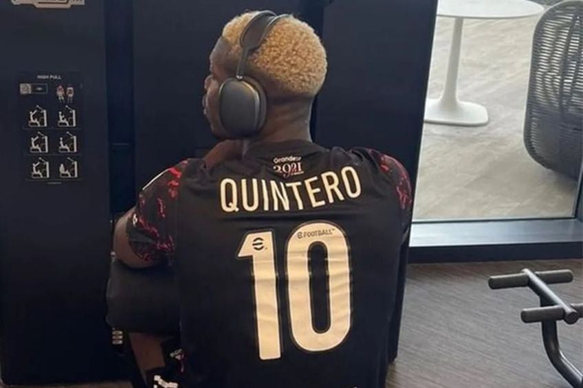 Paul Pogba con el jersey de River Plate