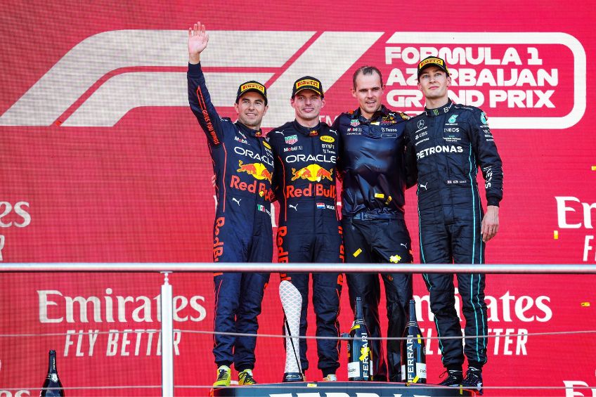 Max Verstappen, Checo Pérez y George Russell en el podio