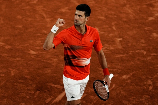 Novak Djokovic celebra ganar el segundo set