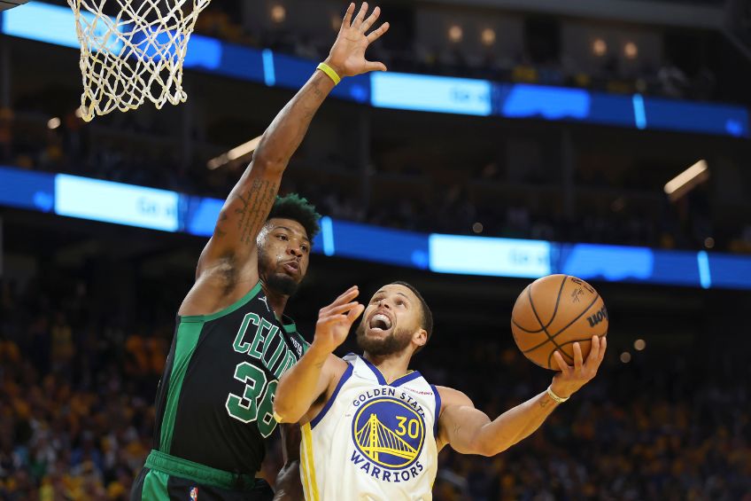 Stephen Curry y Marcus Smart durante el partido