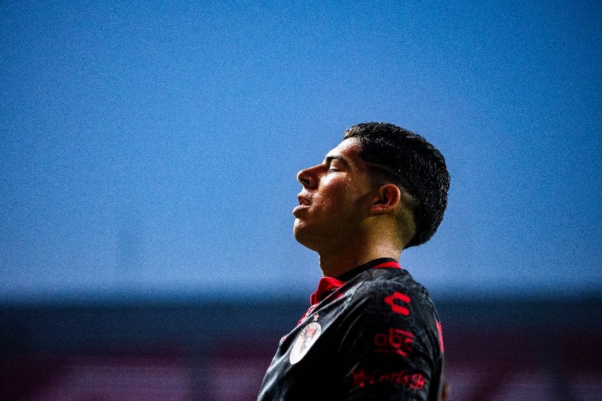 Víctor Guzmán en un partido de Xolos