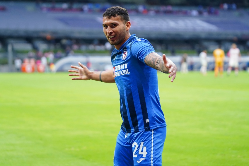 Juan Escobar celebrando un gol con Cruz Azul