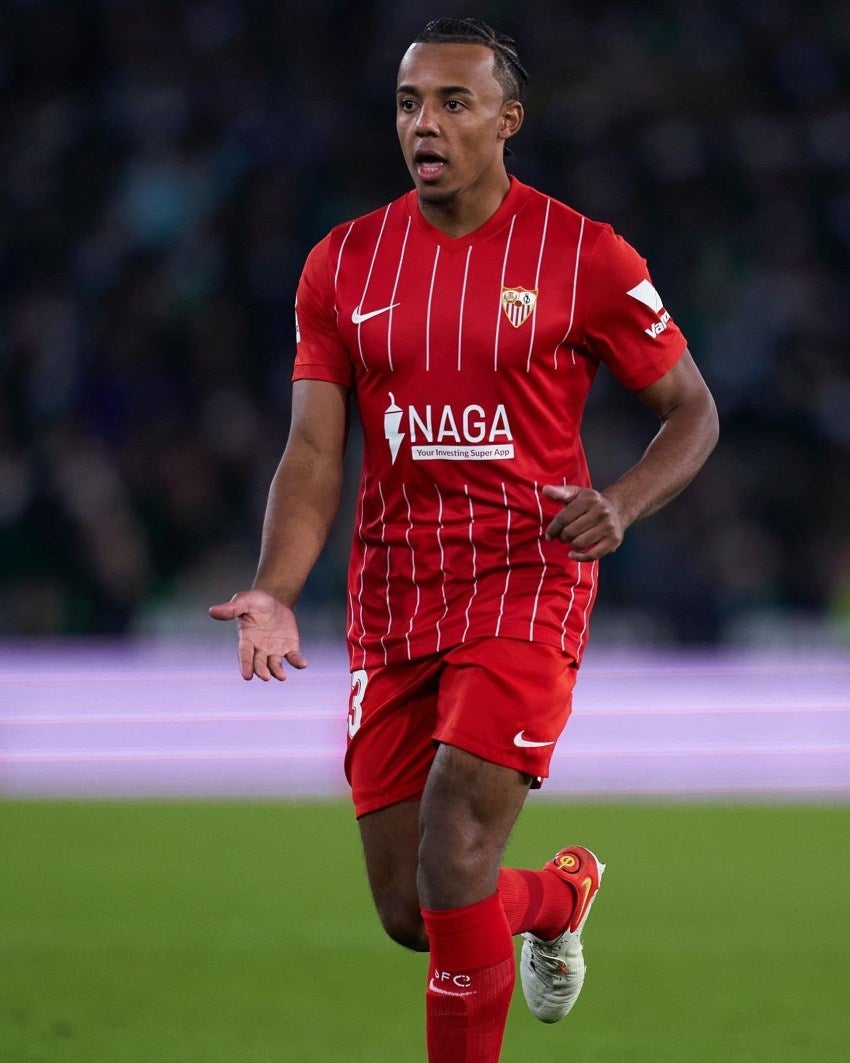 Jules Koundé en un partido de Sevilla