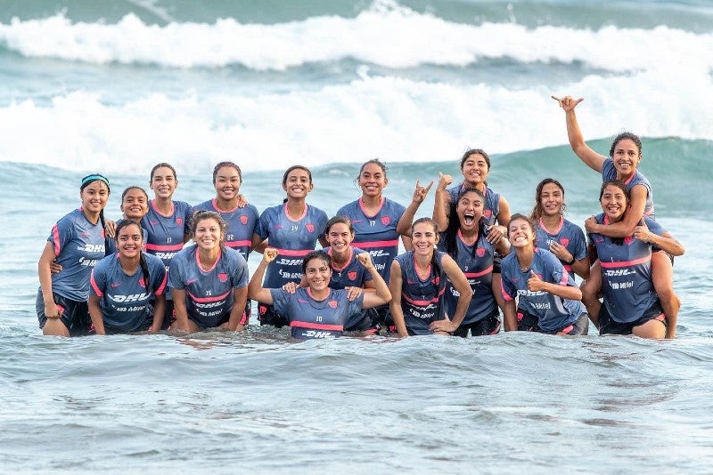 Jugadoras de Pumas en pretemporada en Acapulco