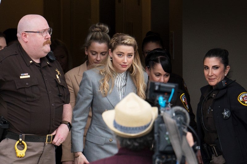 Amber Heard saliendo del juicio