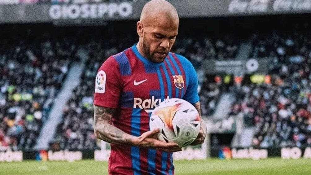 Dani Alves jugando partido con el Barcelona en LaLiga 