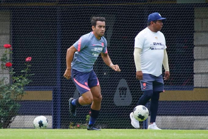 Adrián Aldrete en acción con Pumas ante Coyotes