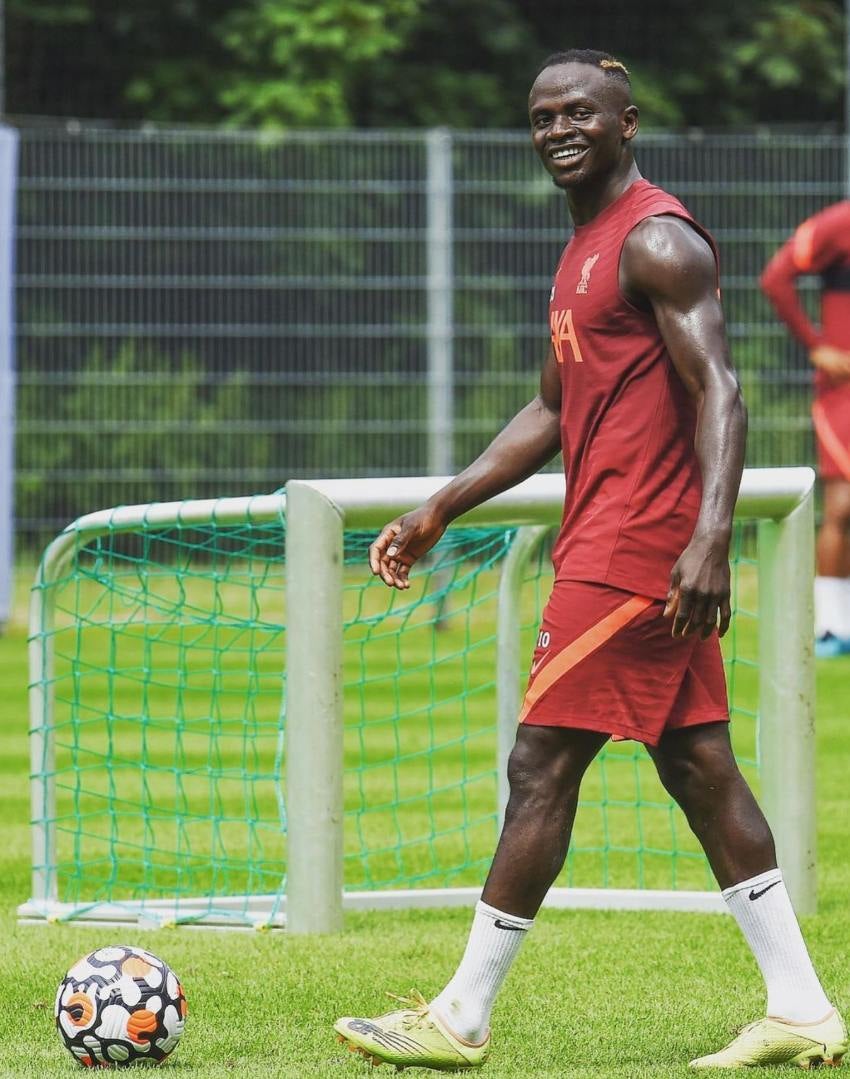 Mané en entrenamiento con el Liverpool