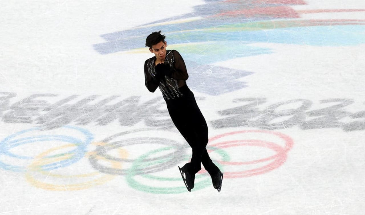 Donovan Carrillo patinando en competencia