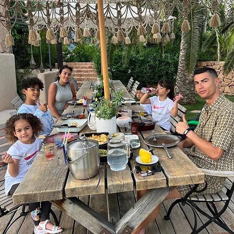 Cristiano Ronaldo y su familia disfrutando de un almuerzo