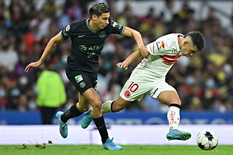 Mauro Lainez durante un partido con América