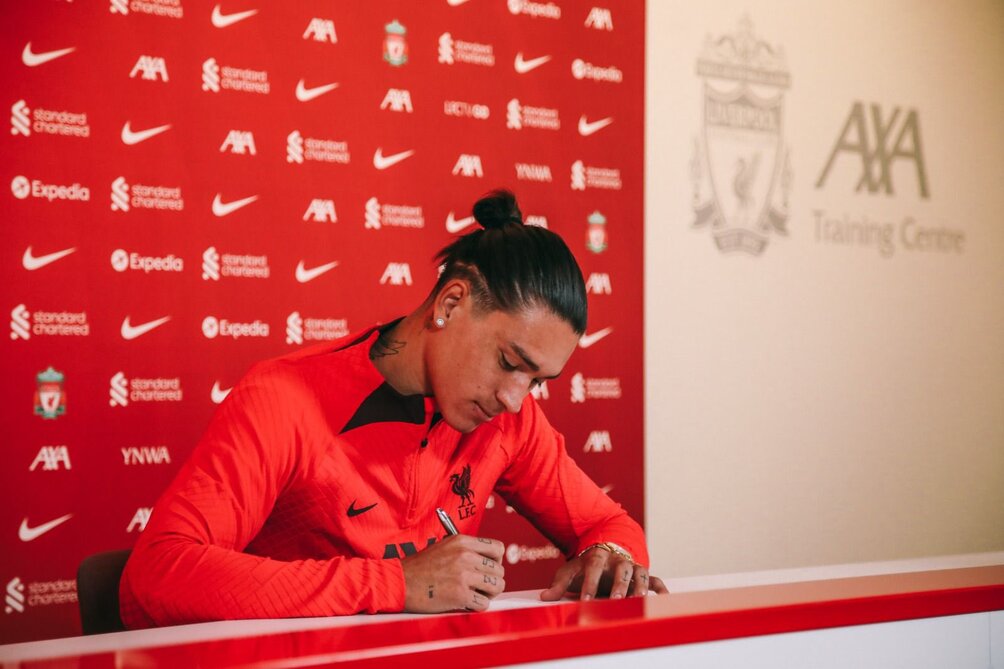 Darwin Núñez firmando su contrato con el Liverpool