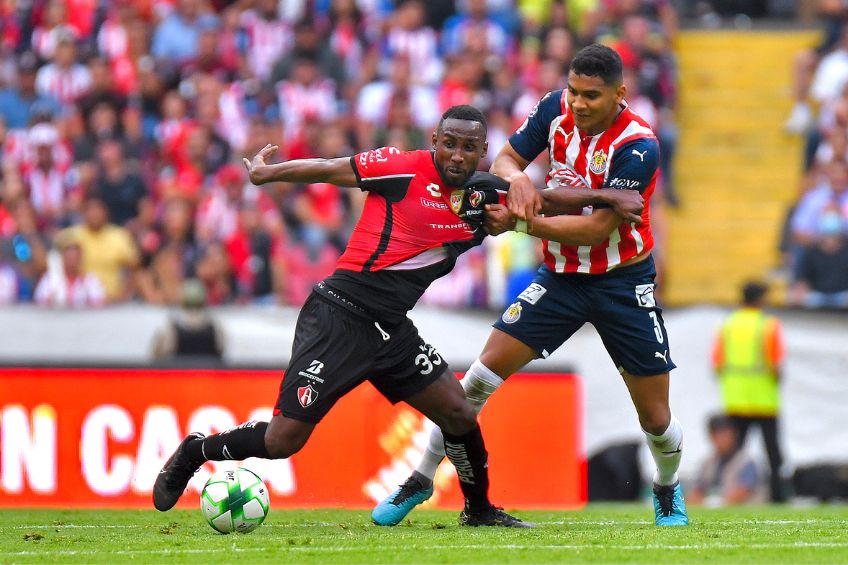 Julián Quiñones y Gilberto Sepúlveda disputando un balón