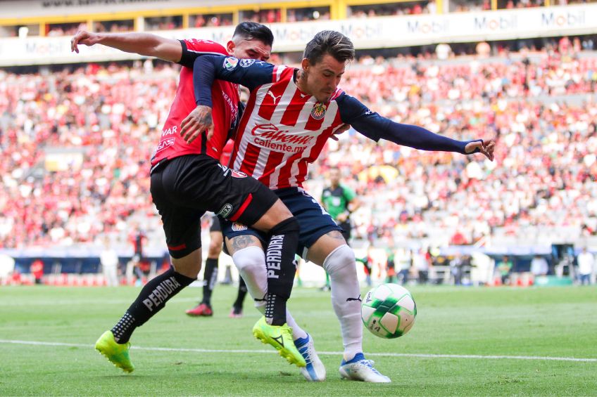 Chicote Calderón y Edgar Zaldívar disputando un balón