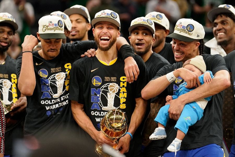 Stephen Curry festeja el MVP con sus compañeros