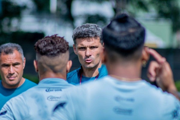 Fernando Ortiz durante entrenamiento con las Águilas