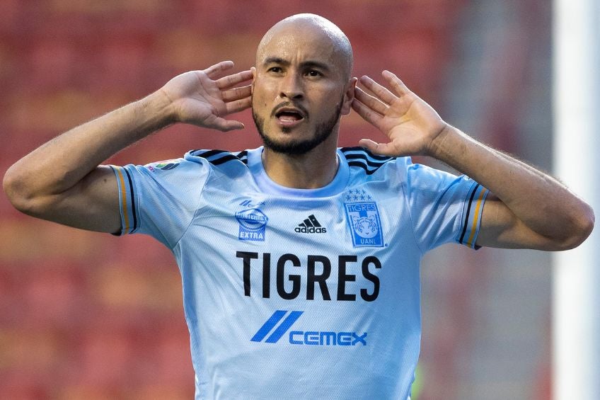 Carlos González festejando un gol