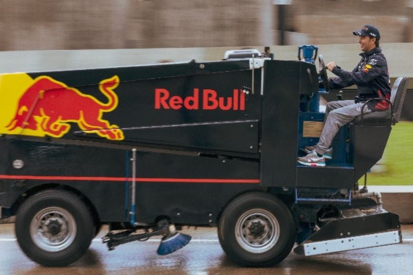 Checo Pérez manejando la pulidora de hielo