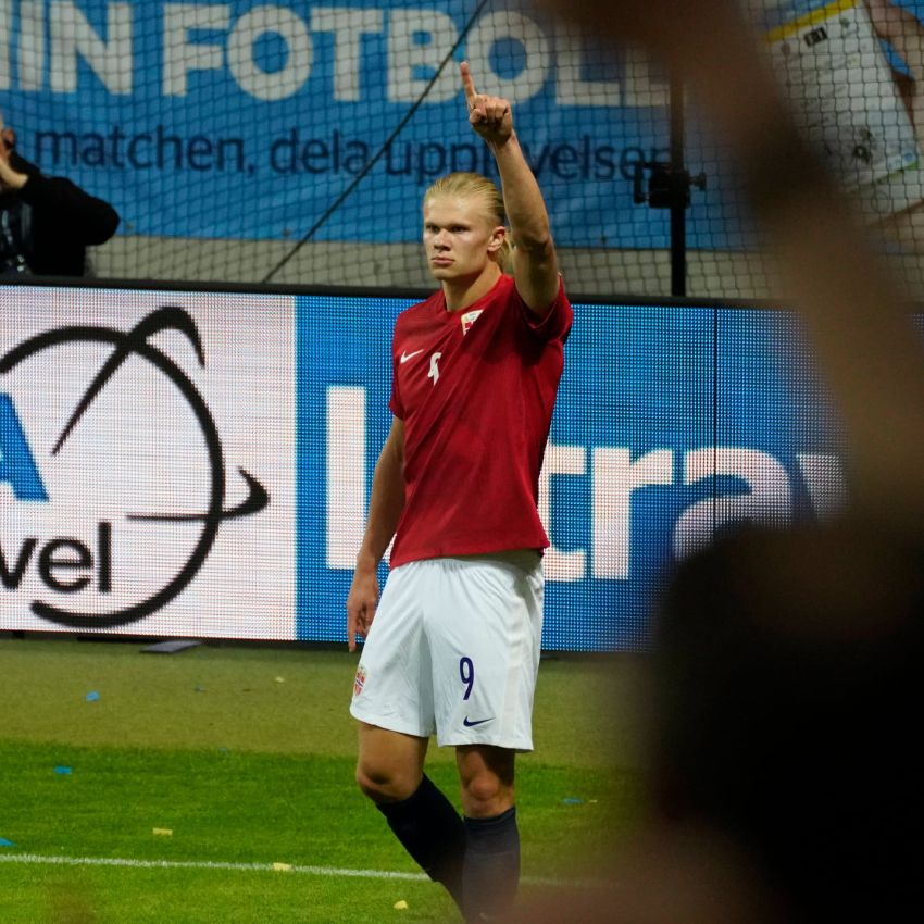 Haaland celebrando un gol con Noruega