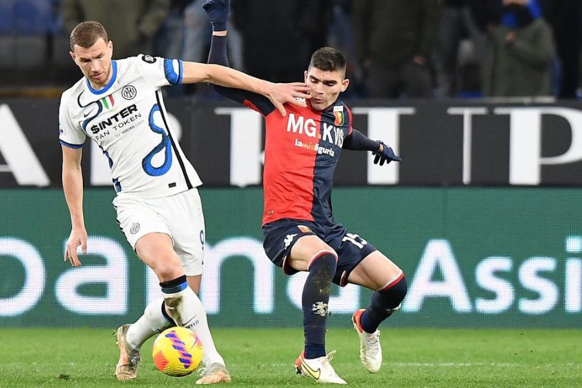 Johan Vásquez durante un partido del Genoa