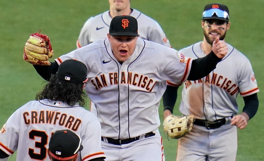 Jugadores de los Giants celebran triunfo ante Piates