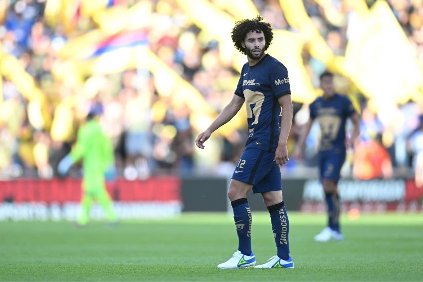 César Huerta durante un partido de Pumas