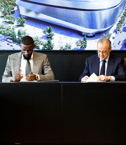 Antonio Rudiger y Florentino Pérez en firma de contrato