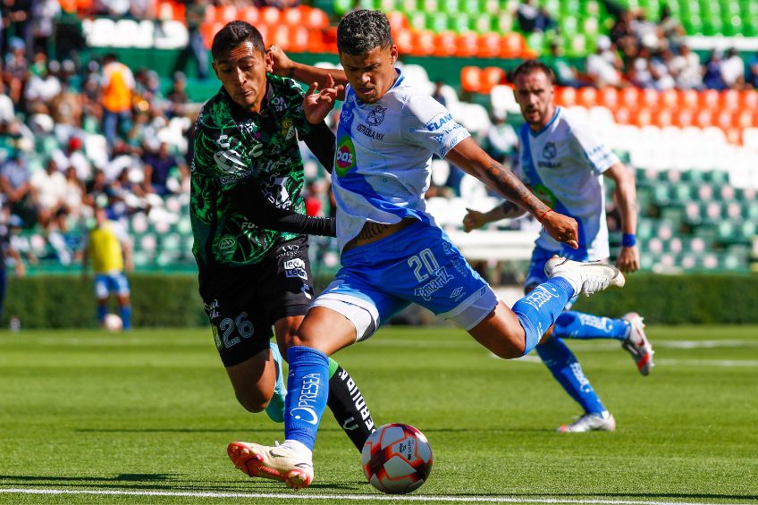 Maxi Araújo durante un partido de Puebla