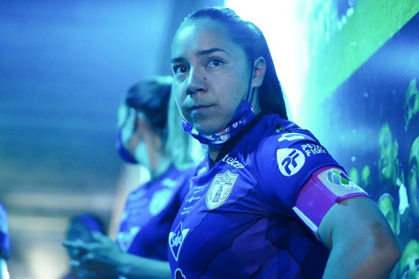 Charlyn Corral previo a un juego de Pachuca