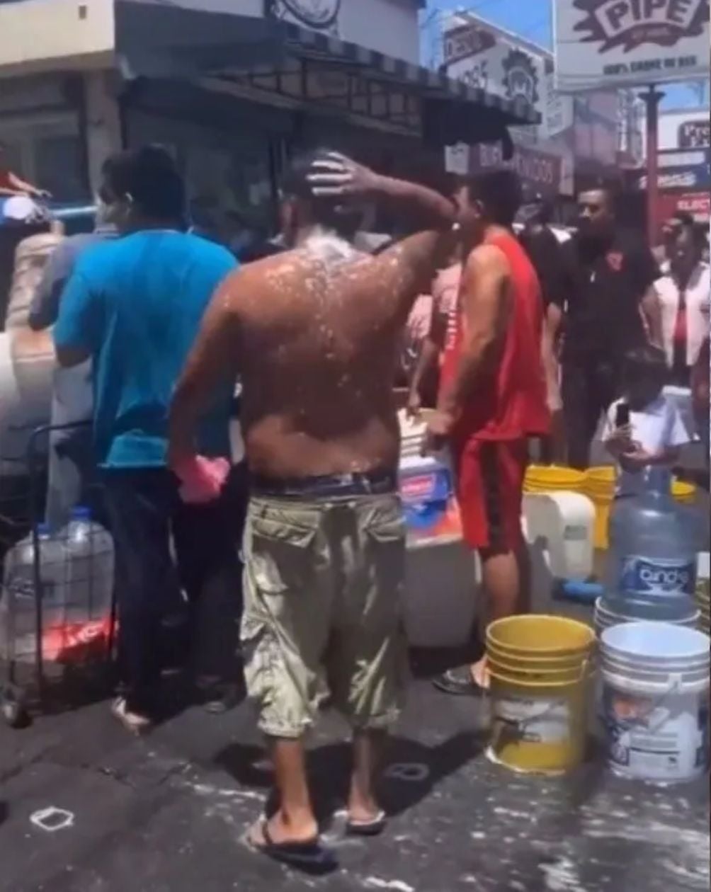 Otros llevaron agua para sus casas