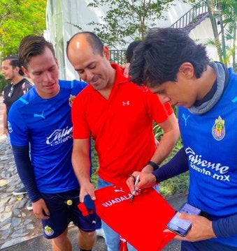 Jugadores de Chivas conviviendo con la afición