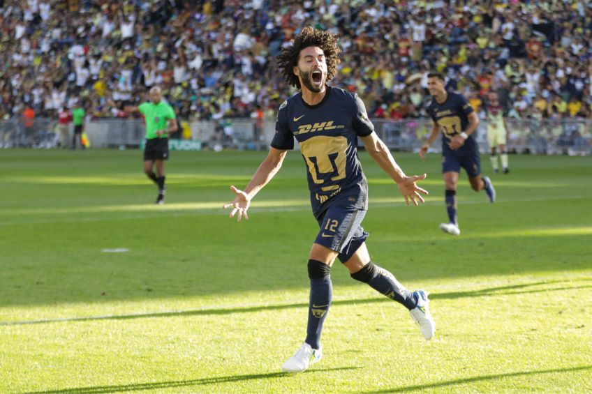 Chino Huerta festejando un gol