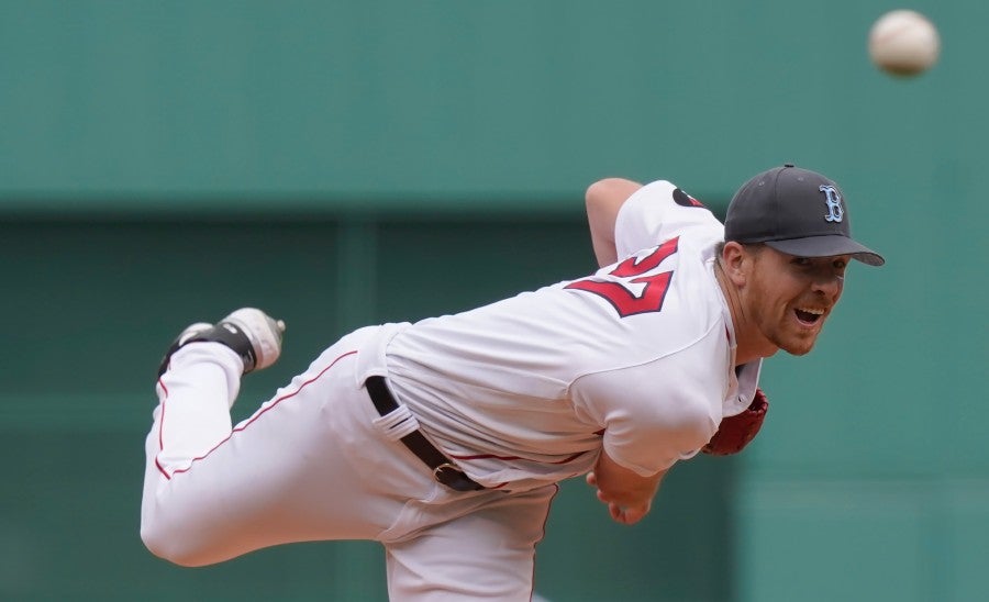 Nick Pivetta lanzando ante Cardinals