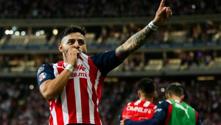 Alexis Vega en festejo con Chivas