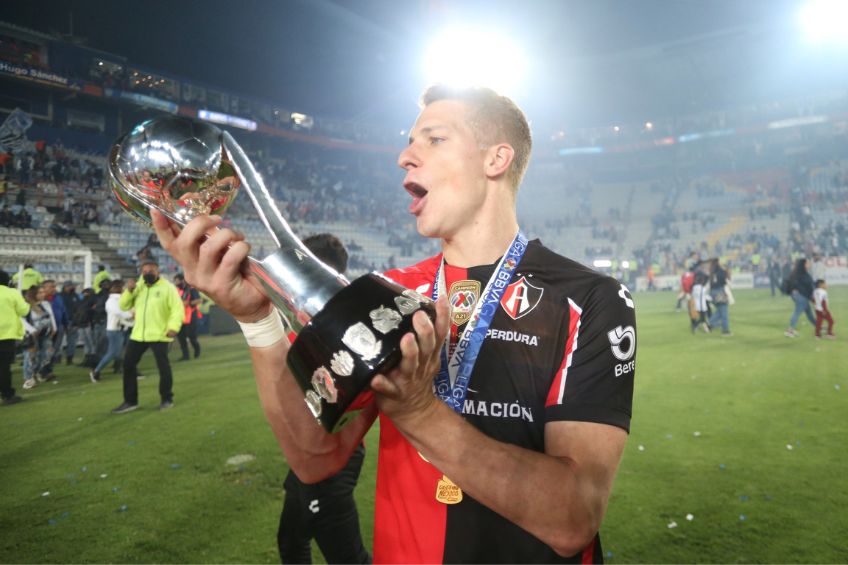 Julio Furch con el trofeo de la Liga MX