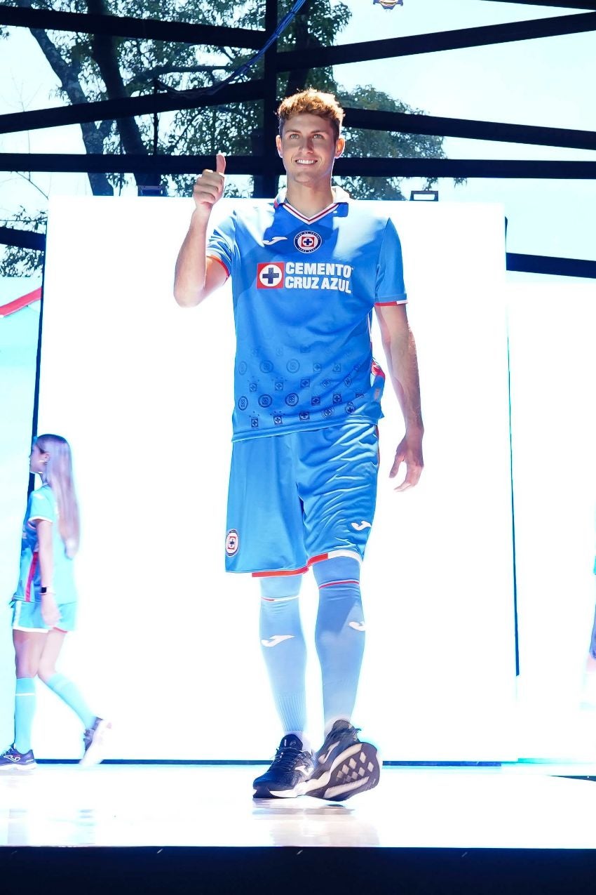 Santi Giménez en la presentación del uniforme de Cruz Azul 