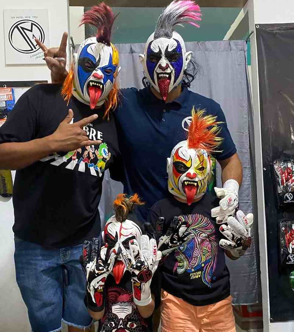 Psycho Clown en el lanzamiento de los guantes de portero