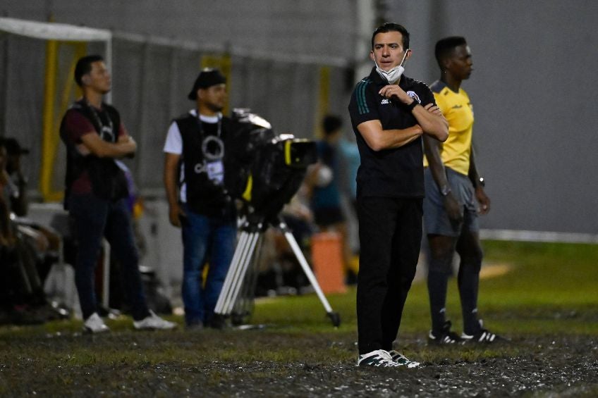 Luis Pérez dirigiendo al Tri Sub 20