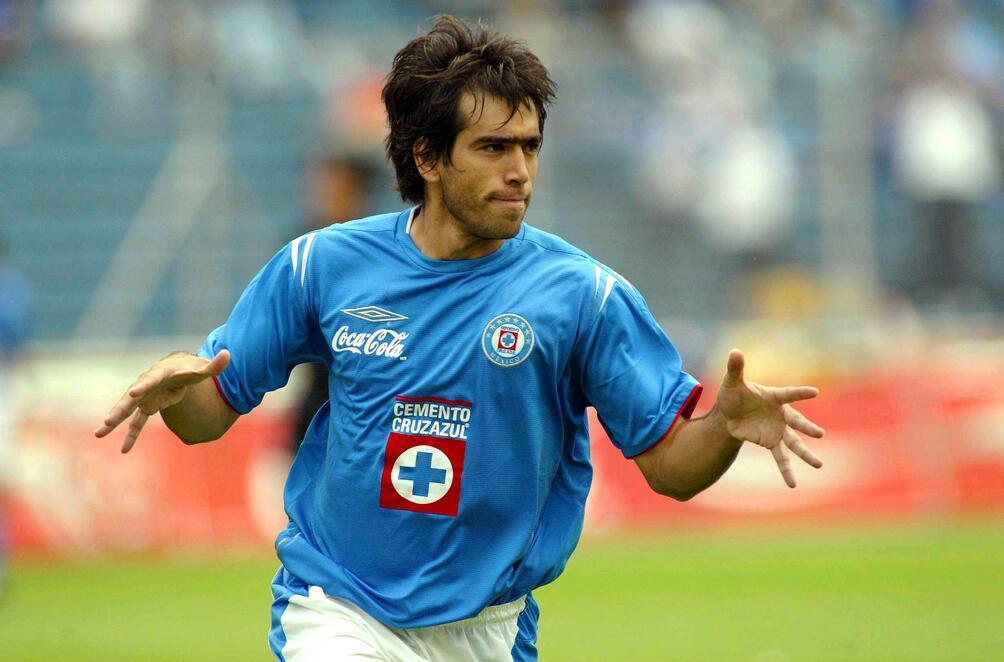 Chelito Delgado en partido con Cruz Azul